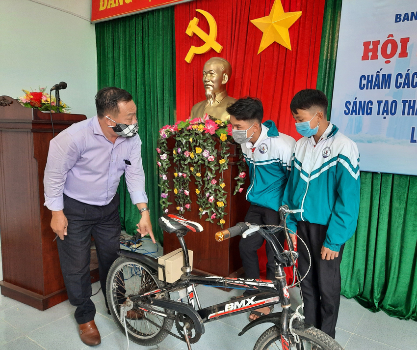 Kon Tum: Học sinh lớp 8 tự chế xe đạp thành xe đạp điện tự sạc