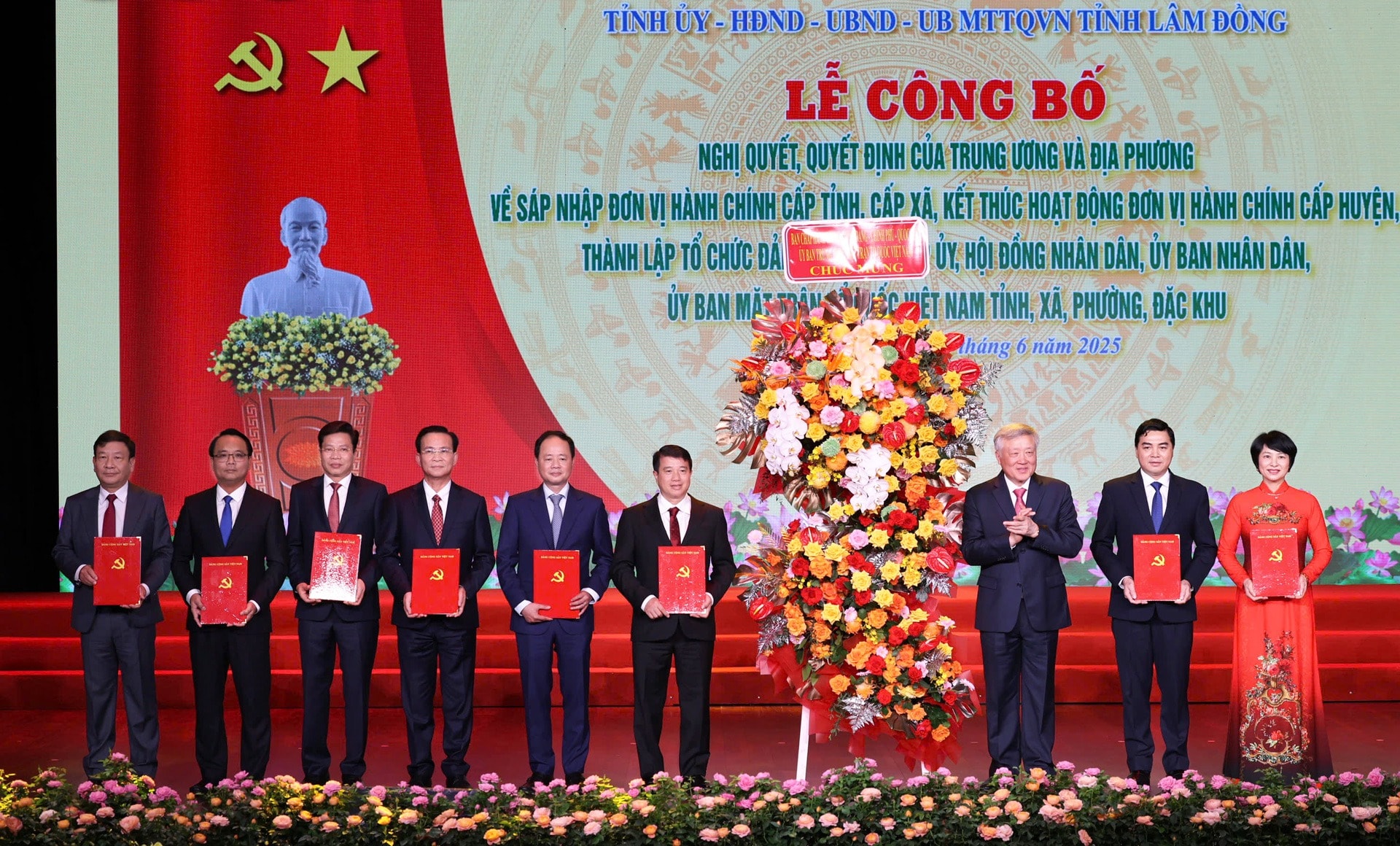 Lễ công bố tỉnh Lâm Đồng mới