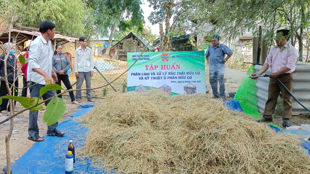 Nông dân xử lý rác thải làm sạch môi trường