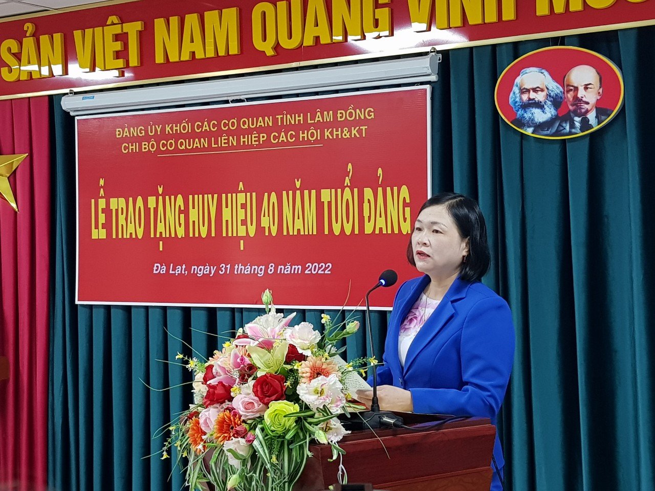 Lễ trao tặng Huy hiệu 40 năm tuổi Đảng cho Bí thư Chi bộ Liên hiệp các Hội Khoa học và Kỹ thuật tỉnh Lâm Đồng